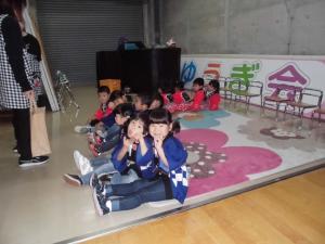 舞台袖ではっぴを着て嬉しそうな子どもたち